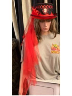 t Top Hat with Black Lace & Train